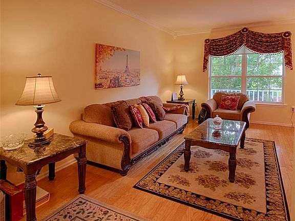 5th image of 27 Hyde Park Dr