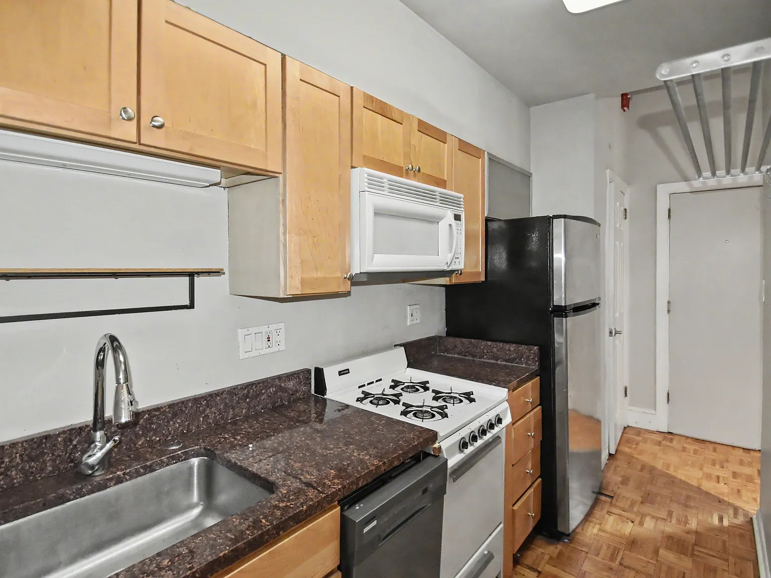 2 bed, 800 sqft, $2,600 — Photo 2
