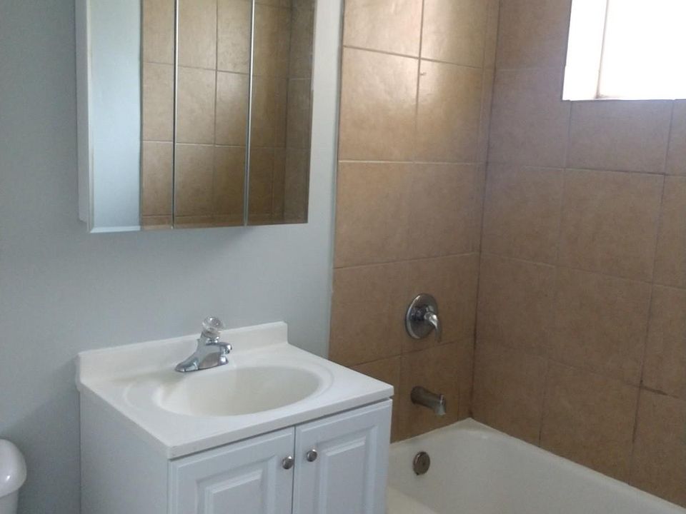 1st image of 7515 N Seeley Ave APT 1A