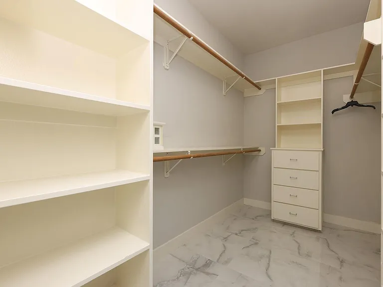 9715 Riddlewood Ln — Photo 32