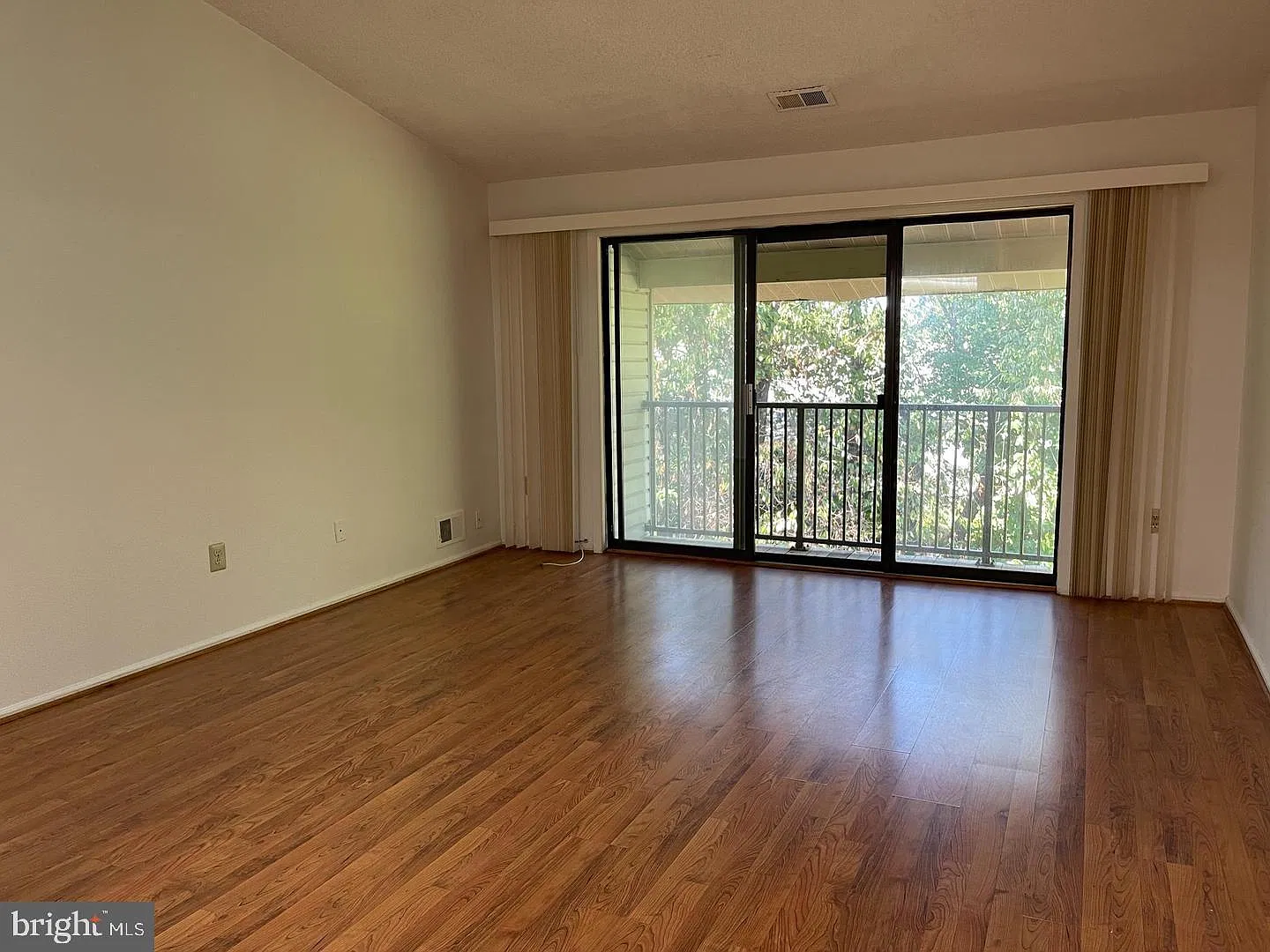 2 bed, 2.0 bath, 1181 sqft, $2,000 — Photo 2