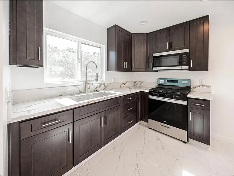 14825 Cohasset St — Photo 1