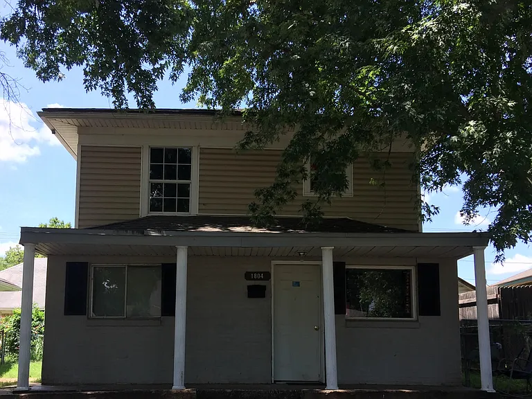 1804 N Market Ave — Photo 1