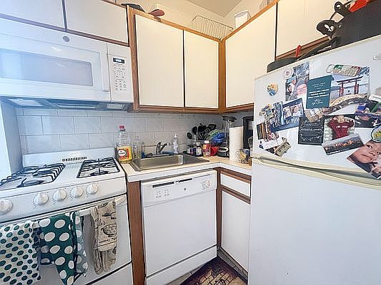 4th image of 206 Saint Nicholas Ave APT 4N