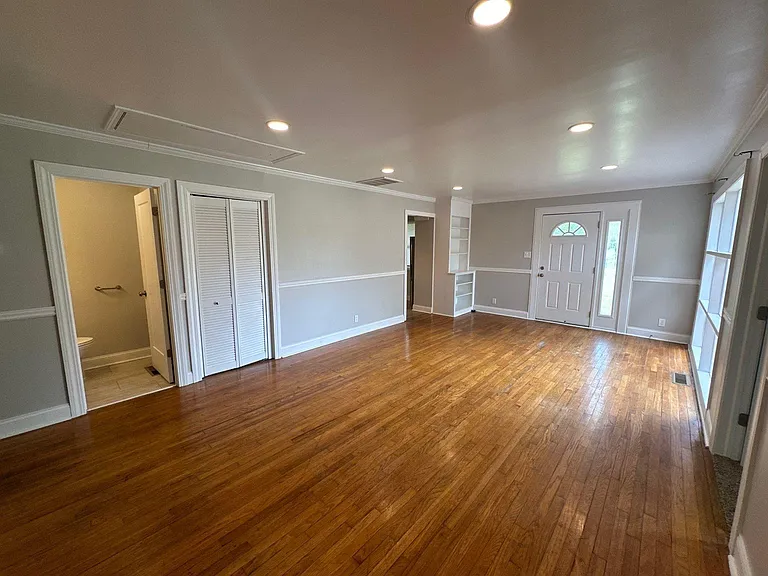 1370 Farley Dr — Photo 7