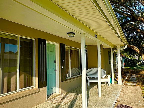 4th image of 895 Manor Dr S
