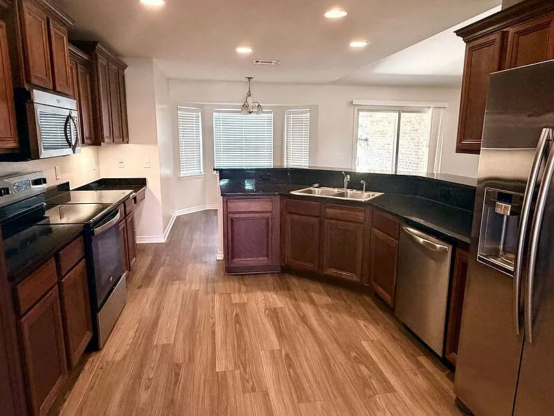 4 bed, 3.0 bath, 2553 sqft, $2,300 — Photo 4