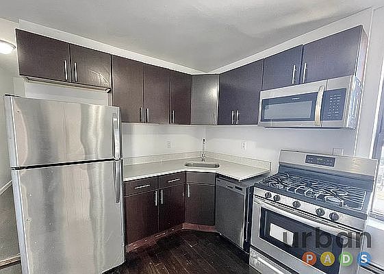 2nd image of 870 De Kalb Ave #17