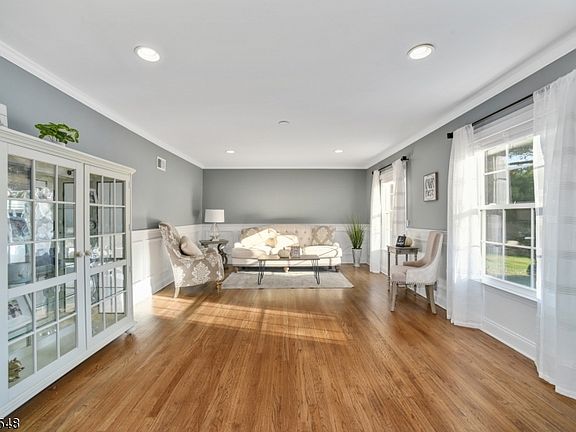 4th image of 100 Fairway Ave