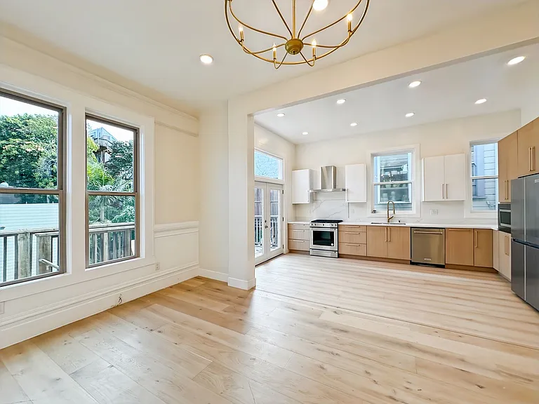 Top-Floor, Remodeled 5BR/2.5BA Victorian Flat, Pet Friendly, Steps from Alamo Square — Photo 2