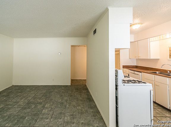 5th image of 201 Grove Pl APT 3