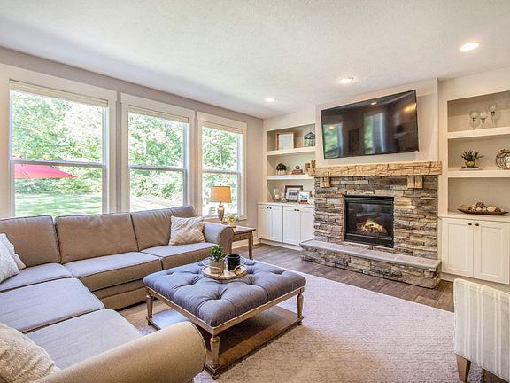 5th image of 8589 Camelot Dr NE