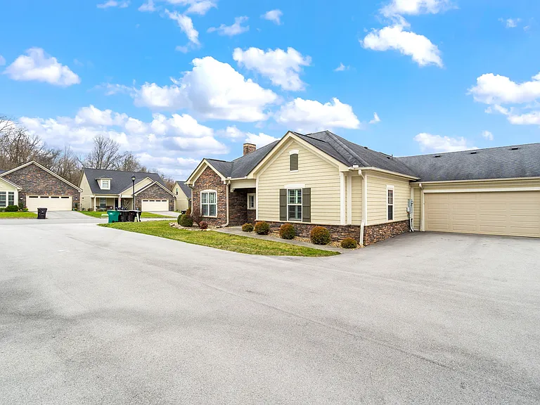 4935 Willow Bluff Cir — Photo 29