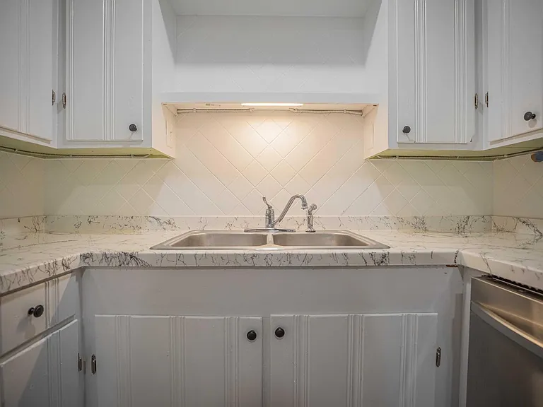 230 Habersham Dr — Photo 12