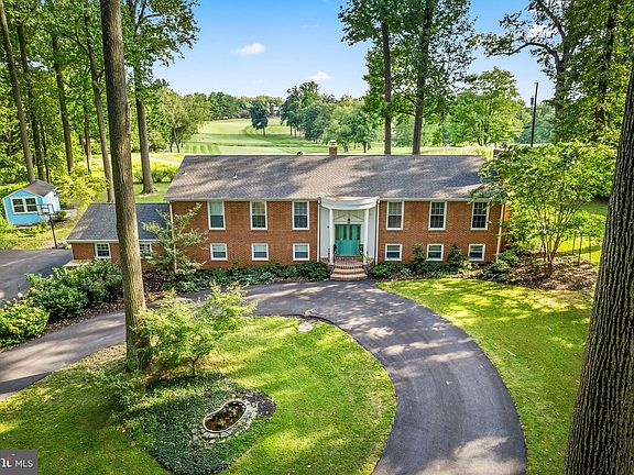 4th image of 4 Country Club Ln