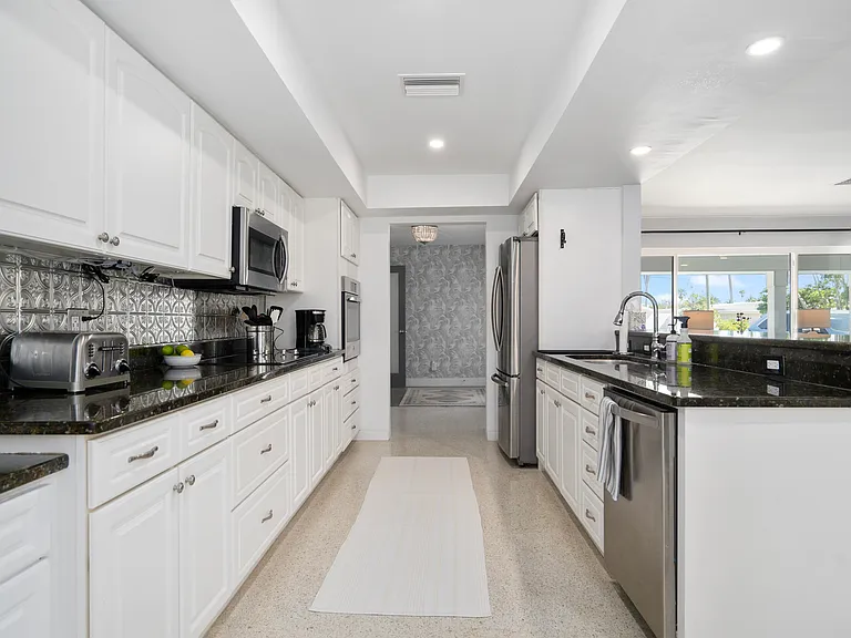 330 N Tessier Dr — Photo 8