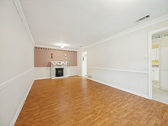 4th image of 1419 Hillcrest Dr