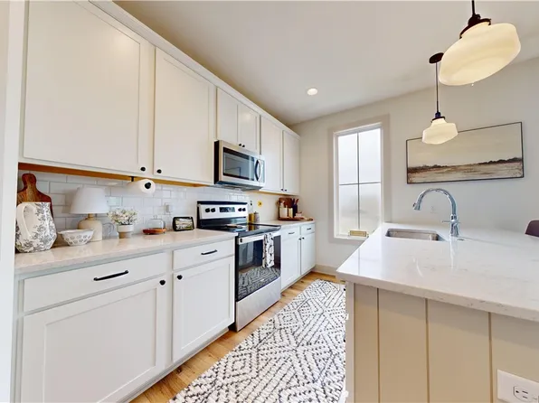800 Spruce St NW, Bondurant, IA 50035