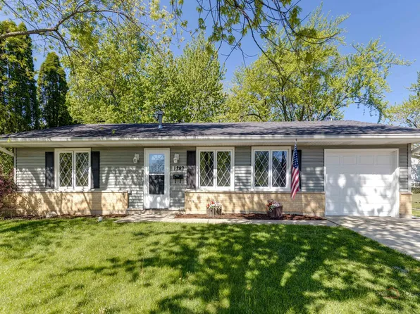 1249 Hassell Cir, Hoffman Estates, IL 60169