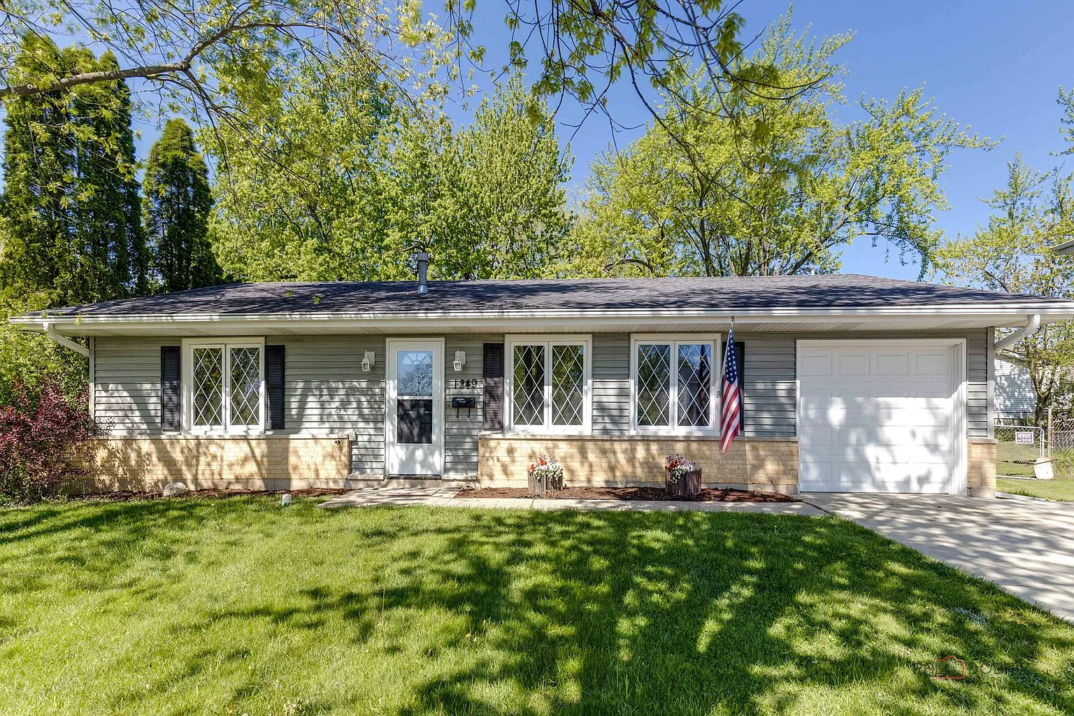 1249 Hassell Cir photo 1