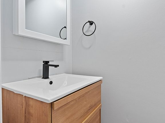 5th image of 35 Rockland Dr