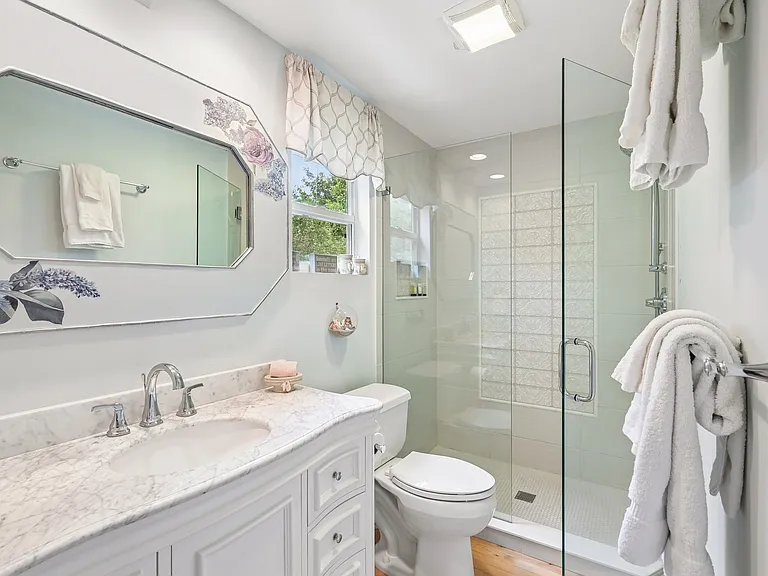 Guest bathroom 1/shower