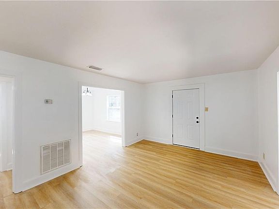 3rd image of 606 Shady Oak Dr