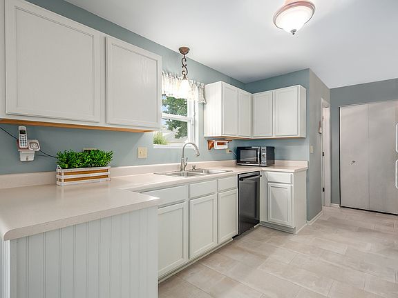 4th image of 5801 Emerald Pointe Dr