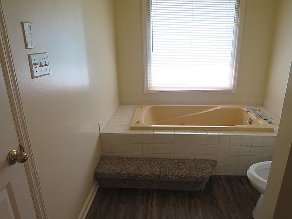 4th image of 444 Eagle Brook Dr #1