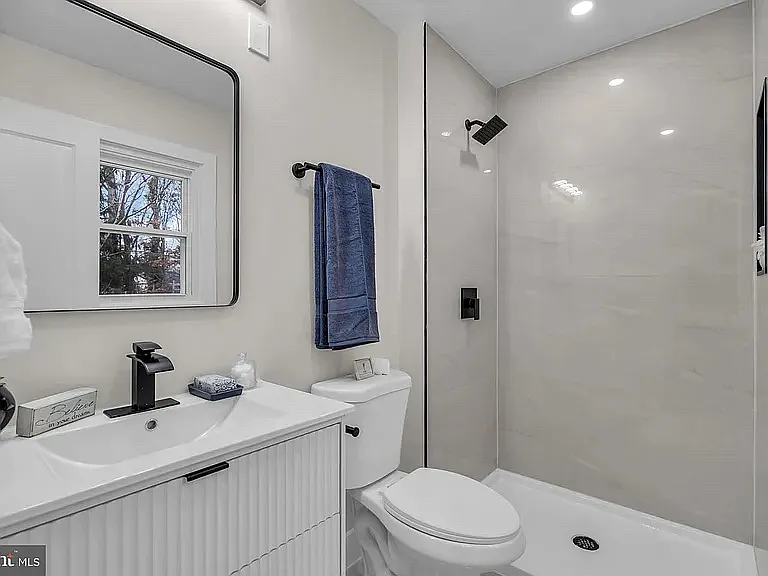 142 Eastbrook Ln — Photo 9