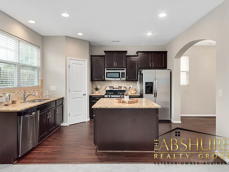 436 Stapleford Ln — Photo 10