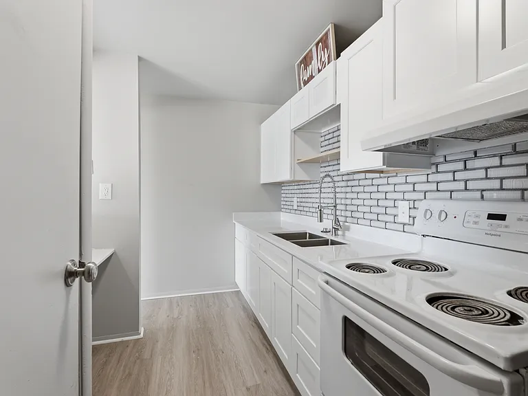Hubbard Apartments — Photo 17