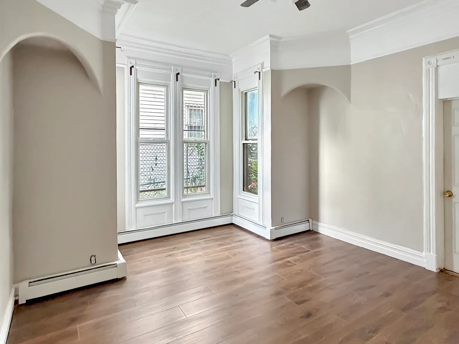 3 bed, 1200 sqft, $3,200 — Photo 2