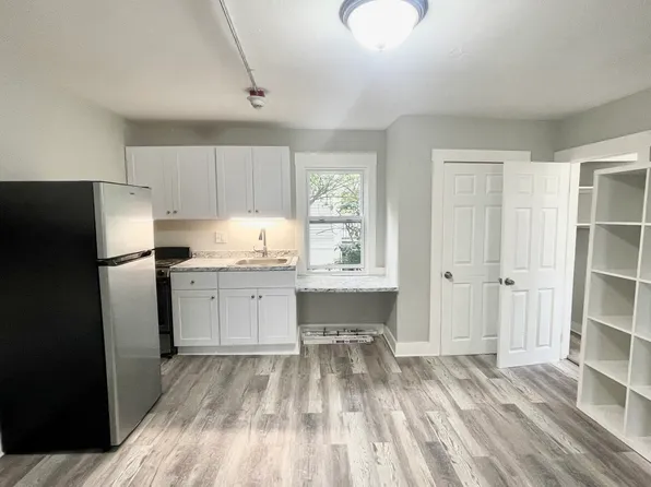 656 Main St APT 1, Warren, RI 02885