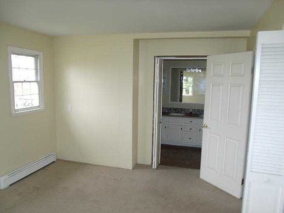 masterBed w master bath