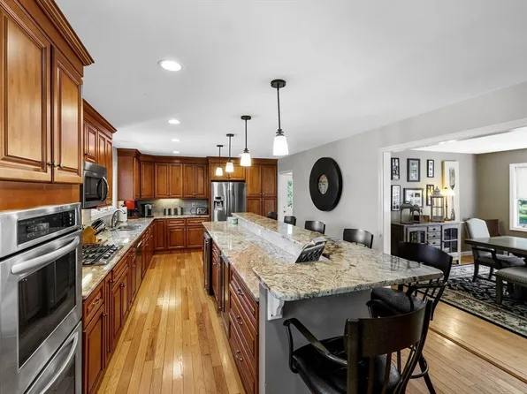 15 Strathmore Rd, Dartmouth, MA 02747