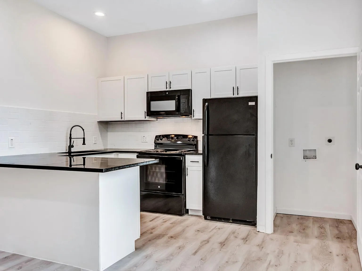 1 bed, 565 sqft, $1,299 — Photo 1