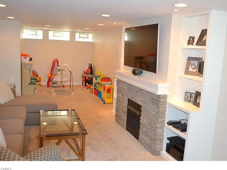 510 Lake Forest Dr — Photo 2