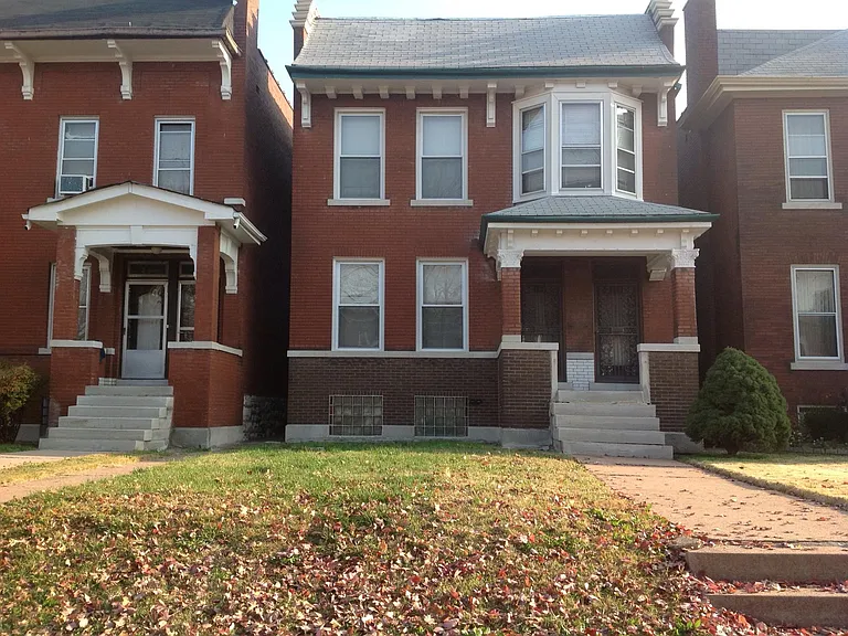 4460 Holly Ave — Photo 2