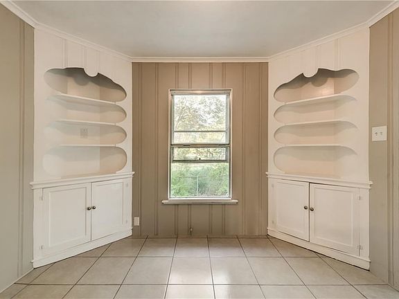 Breakfast area with built-ins