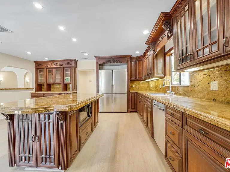 209 N Doheny Dr — Photo 13
