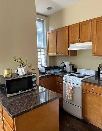 Updated kitchen w granite countertops