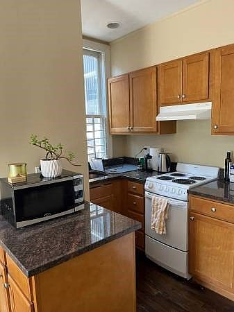 Updated kitchen w granite countertops