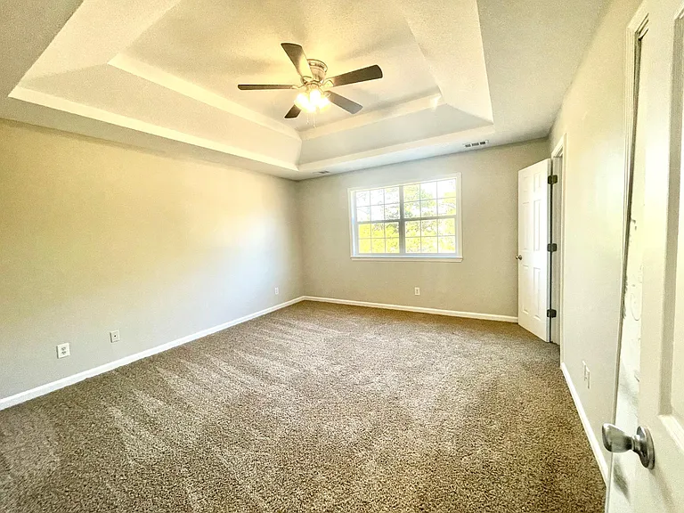 304 Greenview Ct — Photo 15