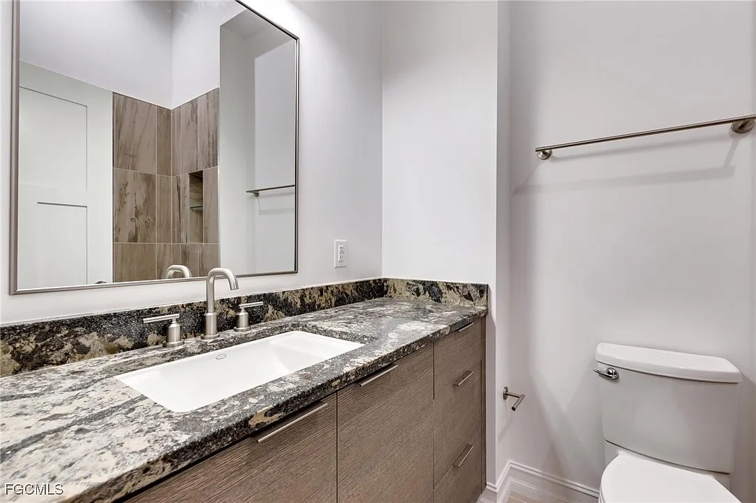 2 bed, 2.0 bath, 900 sqft, $2,300 — Photo 2