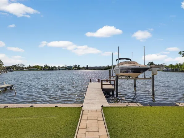 8848 Sunlit Cove Dr NE, Saint Petersburg, FL 33702