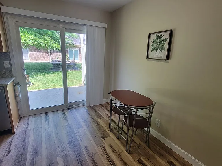 1010 Country Club Rd #G1 — Photo 4