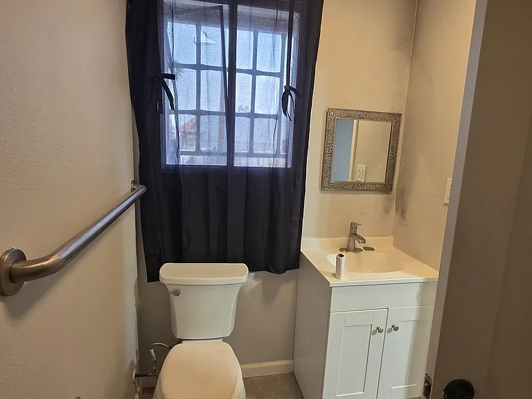 703 W Graham Ave #C — Photo 9