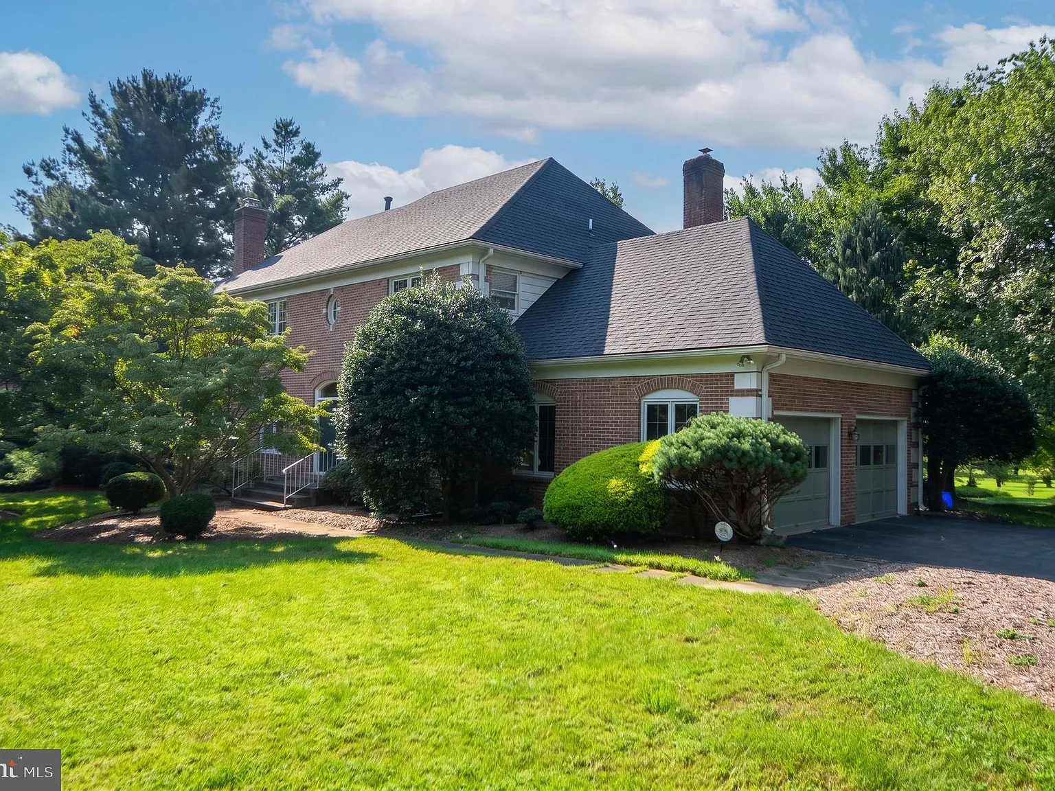 5 bed, 4.5 bath, 4405 sqft, $9,000 — Photo 2