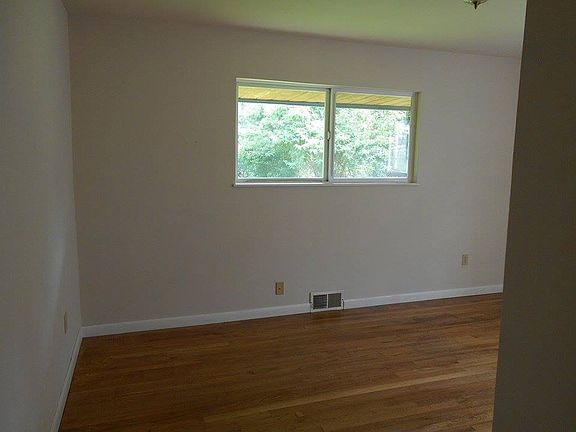5th image of 5724 75th Pl NE